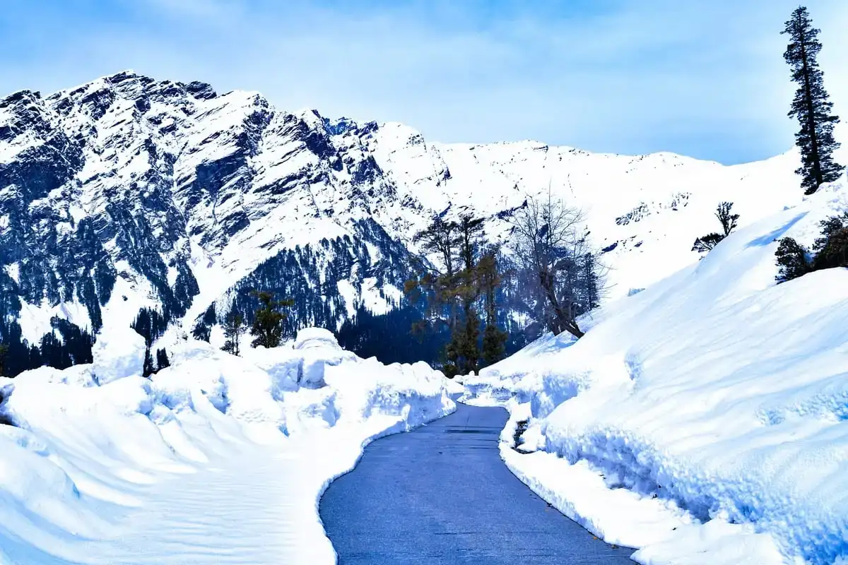 Snow view of Gulaba on Rohtang Road